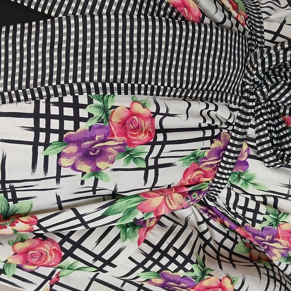 Victoria's Secret Gold Label Floral Kimono Robe. Size OS - Picture 4 of 17